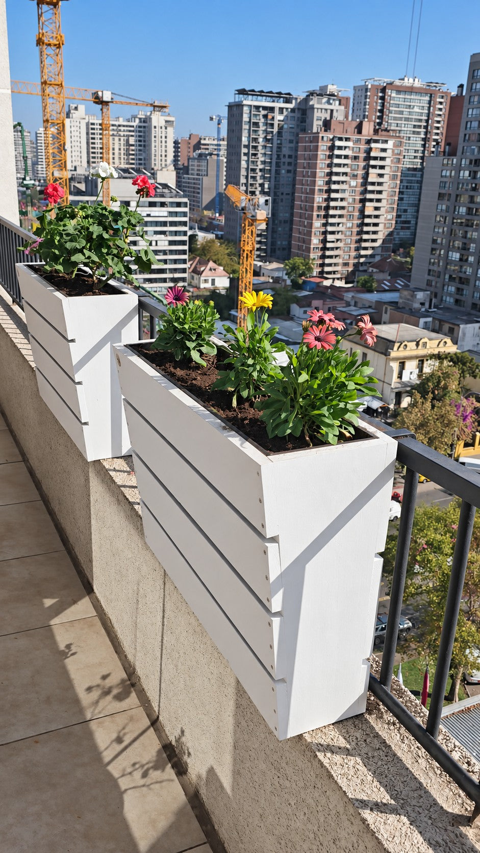 Flores y jardineras desde el otro extremo del balcón — Fotografía retocada