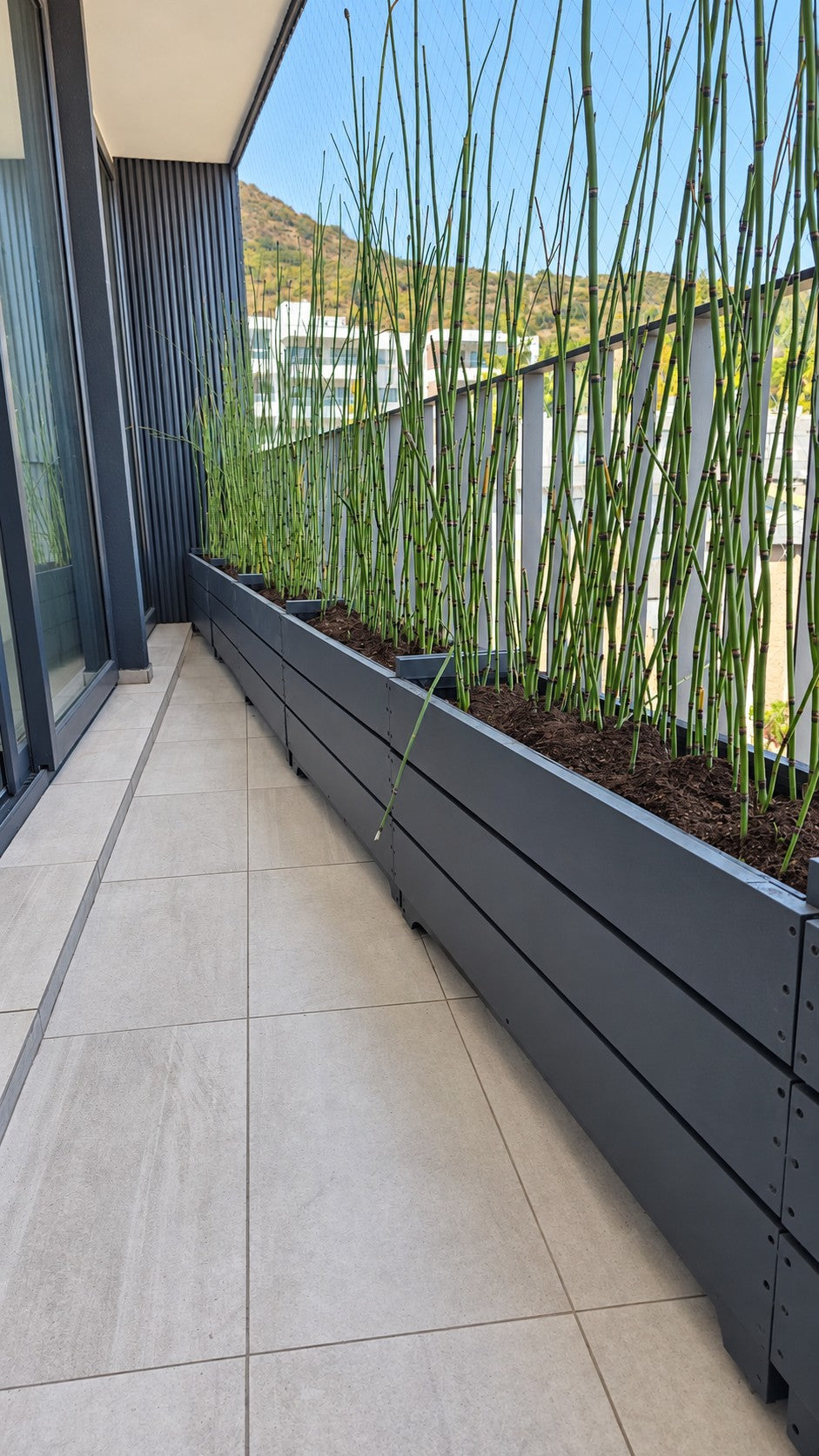 Jardinera longitudinal junto a la baranda del balcón — Fotografía retocada