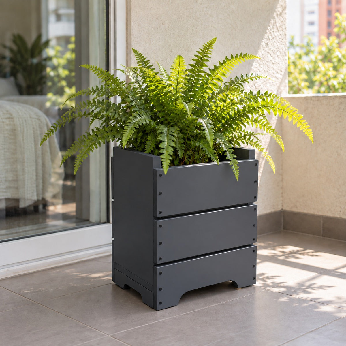 Macetero de madera Kinm Motri 30 con ruedas ocultas y autorriego Hidrocapture, color gris, con planta – Artecultivos