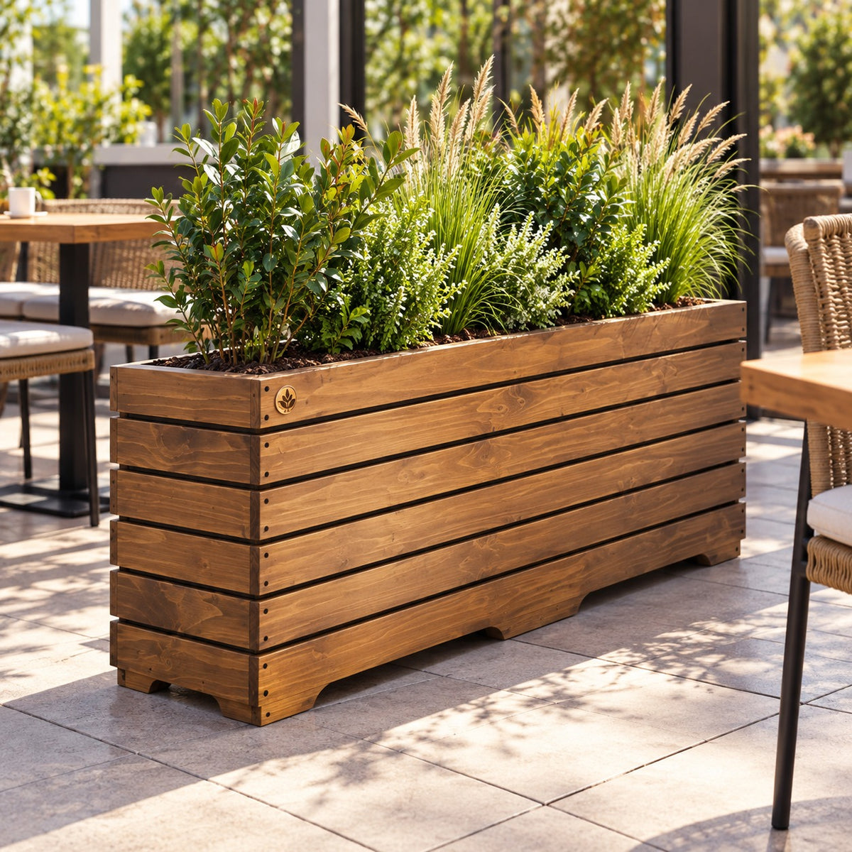 Jardinera de madera Gran Búfalo para terrazas y cortavistas, con autorriego Hidrocapture, color habano, con plantas – Artecultivos