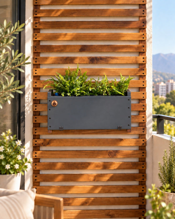 Jardinera de madera Kiñe Premium con autorriego Hidrocapture, color gris, con plantas – Artecultivos