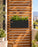 Jardinera de madera Kiñe Premium con autorriego Hidrocapture, color negro, con plantas – Artecultivos