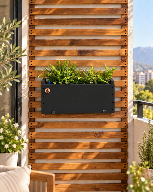 Jardinera de madera Kiñe Premium con autorriego Hidrocapture, color negro, con plantas – Artecultivos