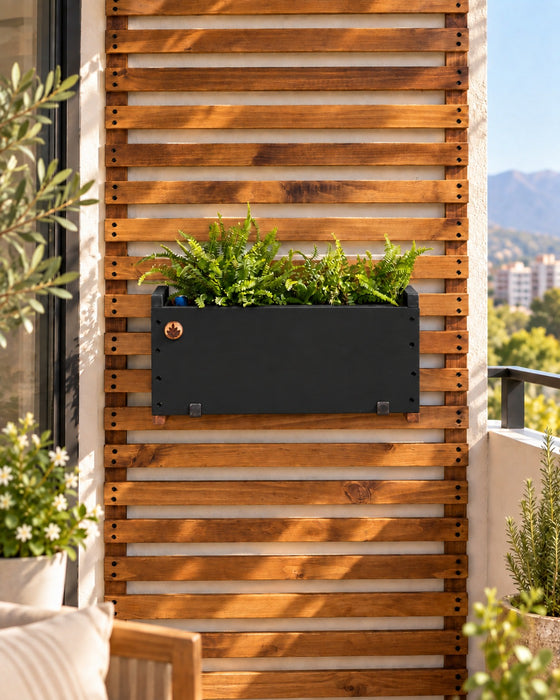 Jardinera de madera Kiñe Premium con autorriego Hidrocapture, color negro, con plantas – Artecultivos