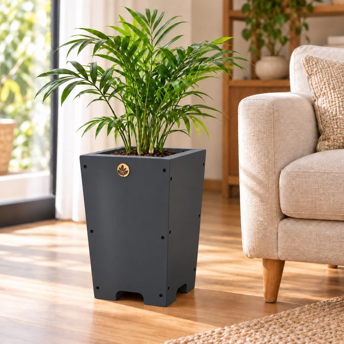 Macetero de madera Lonco 4 con autorriego Hidrocapture, color gris, con planta – Artecultivos