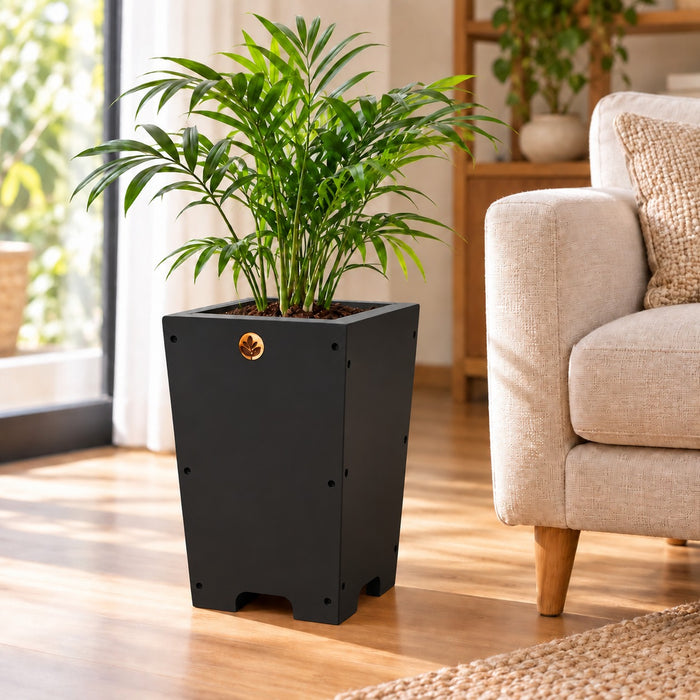 Macetero de madera Lonco 4 con autorriego Hidrocapture, color negro, con planta – Artecultivos