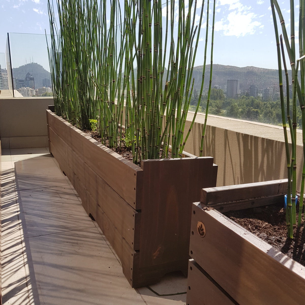Macetero de madera Kinm Motri 100 cm para terrazas y restoranes, foto 5 – Artecultivos